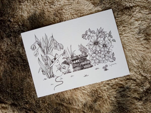 Carte postale Souris sorcière de printemps plongée dans ses grimoires
