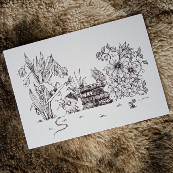 Carte postale Souris sorcière de printemps plongée dans ses grimoires